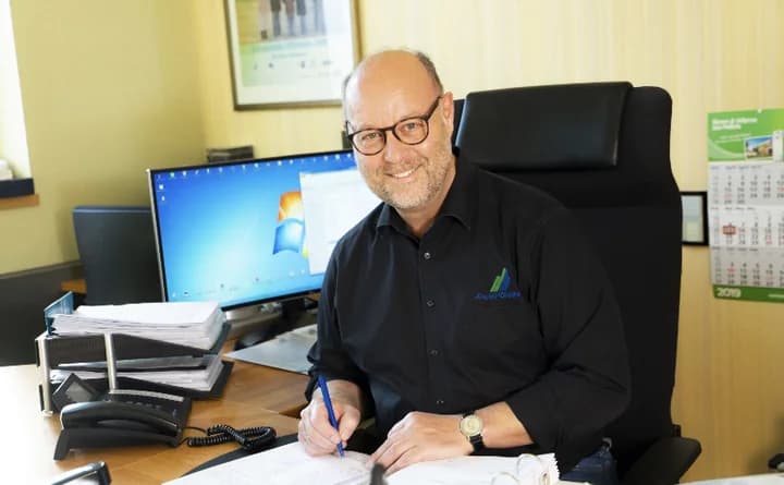 Jürgen Hohnen, Geschäftsführer der Jürgen Hohnen GmbH, an seinem Schreibtisch